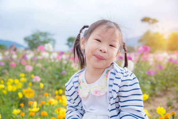 Little girl smiling in field — Stock Photo, Image