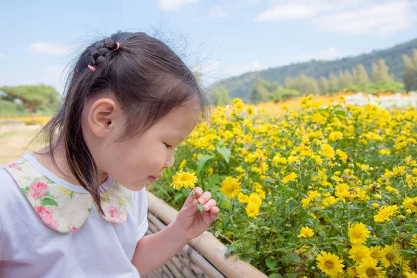 Mała dziewczynka kwiat zapachu — Zdjęcie stockowe