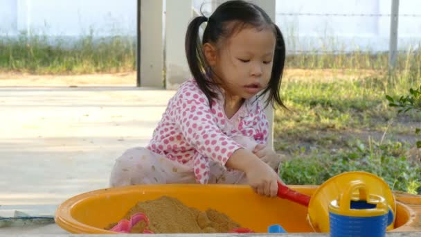 Asiatische Mädchen Spielen Sand Hause — Stockvideo