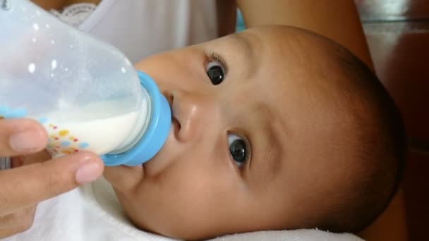Asiatico Madre Feed Suo Bambino Con Bottiglia — Video Stock