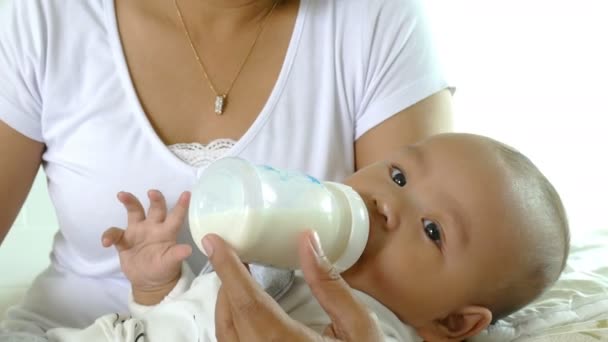 Asian Mother Feeds Her Baby Bottle — Stock Video