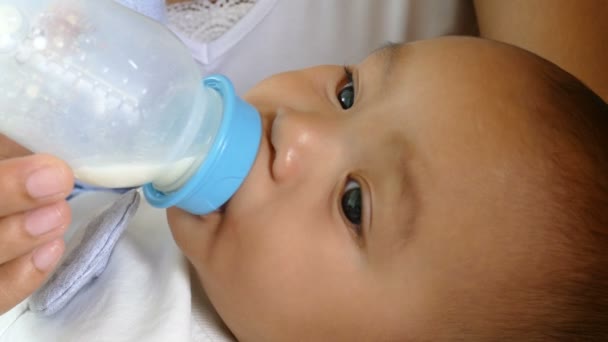 Asian Mother Feeds Her Baby Bottle — Stock Video