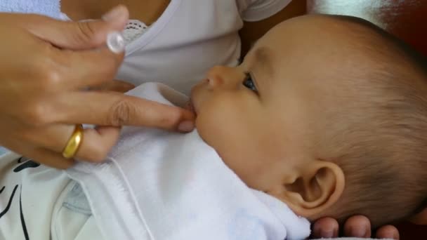 Asiatiska Mamma Ger Sin Baby Medicin Flytande Sirap Närbild — Stockvideo