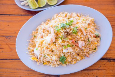 Deniz ürünleri kızarmış pilav plaka üzerinde