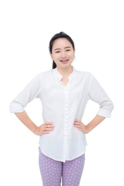 Diş ayracı ile beyaz üzerinde gülümseyen genç Asyalı kadın