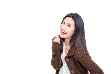 Beyaz arka plan üzerinde güzel Asyalı kadın gülümsüyor