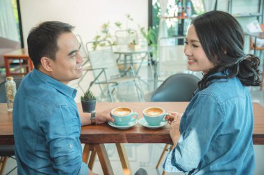 Asya çift birlikte kafede kahve içme