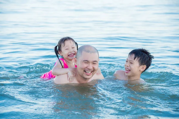 Asiatiska Far Och Hans Barn Glad Havet — Stockfoto