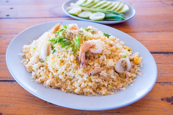 Seafood Paistettua Riisiä Lautasella — kuvapankkivalokuva