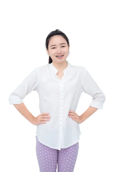 Mladá Asijská Žena Usmívající Zuby Rovnátka Přes Bílý — Stock fotografie