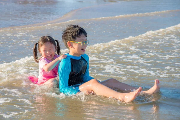 Glad Asiatiska Syskon Leker Stranden — Stockfoto