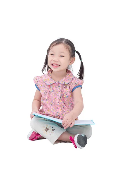 Küçük Asyalı Kız Beyaz Üzerinde Kitap Okuma — Stok fotoğraf