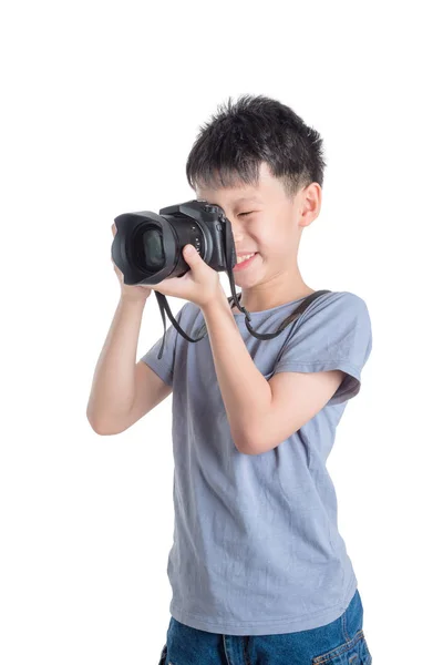 Маленький Азіатський Фотограф Фотографує Білому Тлі — стокове фото
