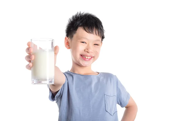 Giovane Asiatico Ragazzo Holding Bicchiere Latte Sfondo Bianco — Foto Stock