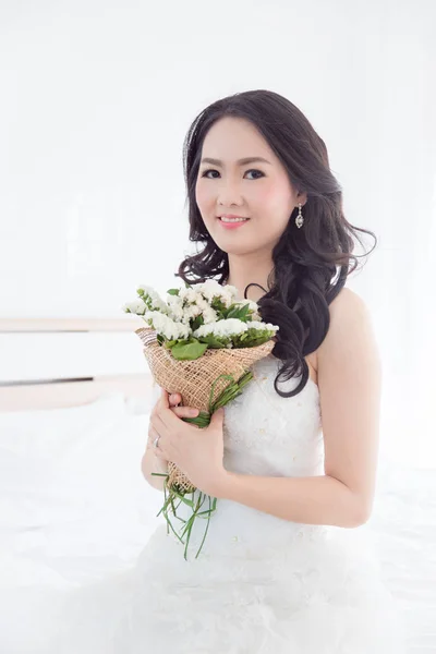 Indah Asia Pengantin Memegang Boquet Bunga Kamar — Stok Foto