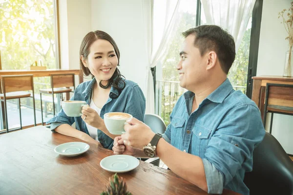 Aziatische Vrouw Haar Vriend Samen Koffie Drinken Café — Stockfoto