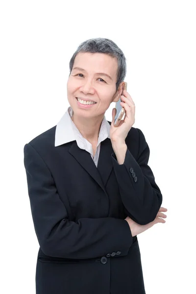 亚洲资深女商人通过手机与白人交谈 — 图库照片