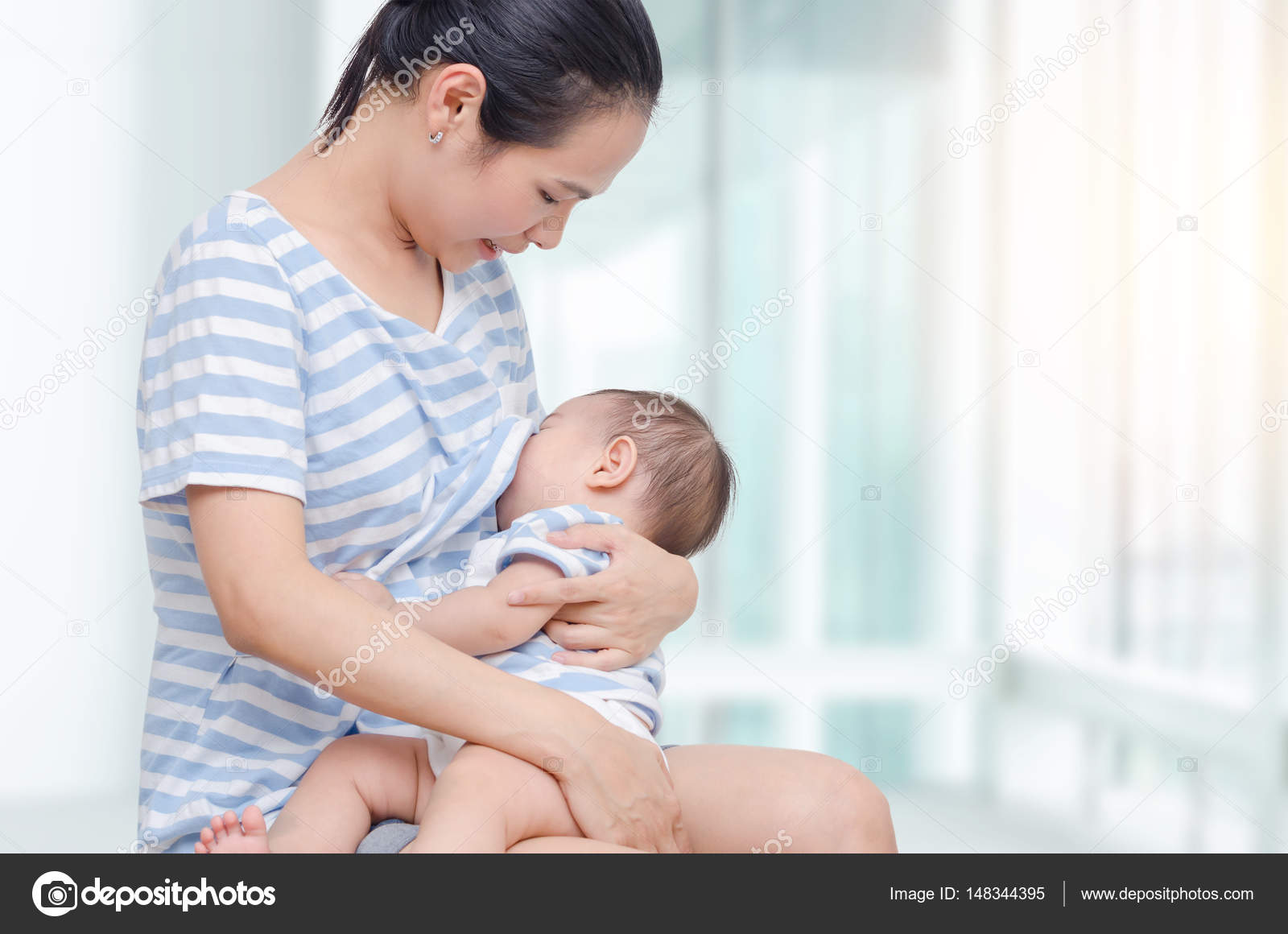 Грудное вскармливание. Кормящие азиатки. Красивое кормление грудью. Женщина кормит ребенка. Кормление грудью.