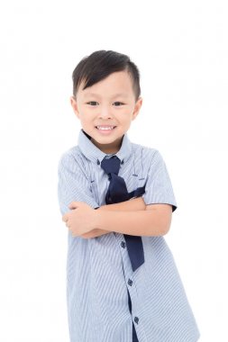 Beyaz arka plan üzerinde gülümseyen çocuk