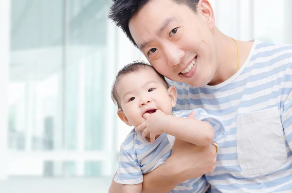 Vader met zijn kind thuis — Stockfoto