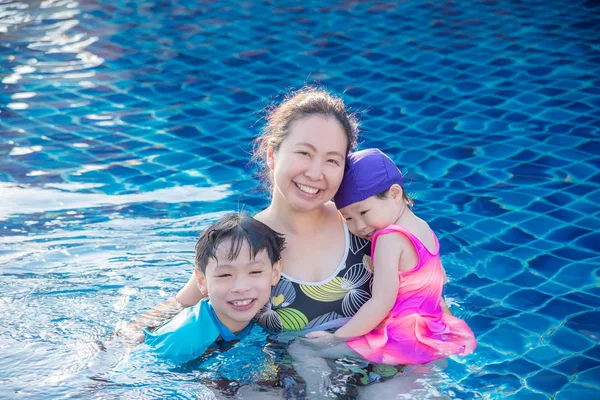 Asiatiska Mamma Med Hennes Barn Poolen — Stockfoto