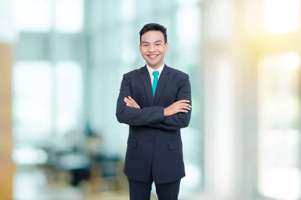 Junger Asiatischer Geschäftsmann Lächelt Büro — Stockfoto