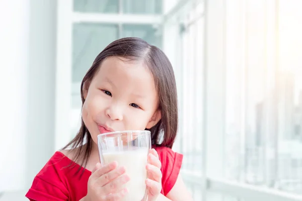 Ragazza che beve un bicchiere di latte — Foto Stock