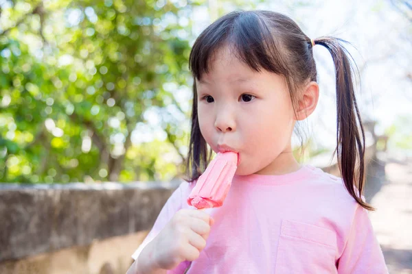 Bambina che mangia gelato nel parco — Foto Stock