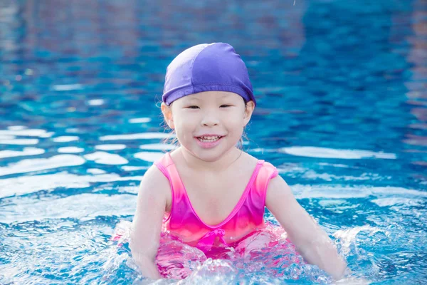 Gadis kecil tersenyum di kolam renang — Stok Foto