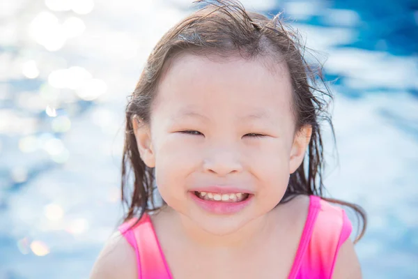 Gadis kecil tersenyum di kolam renang — Stok Foto