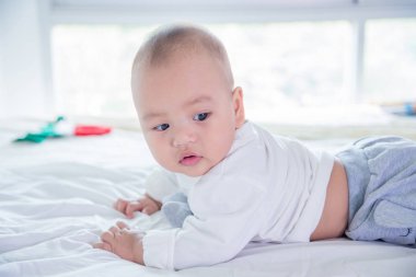 küçük çocuk yatağa atma