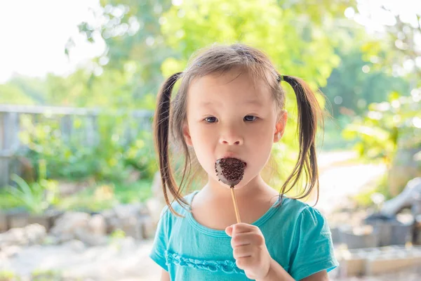Bambina che mangia cioccolato — Foto Stock