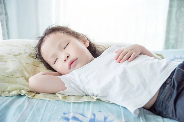 Liten flicka sover i dagtid — Stockfoto