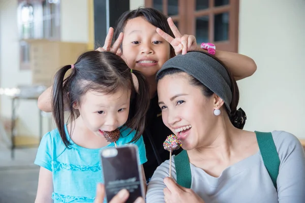 Moeder nemen foto met haar kind door slimme telefoon — Stockfoto