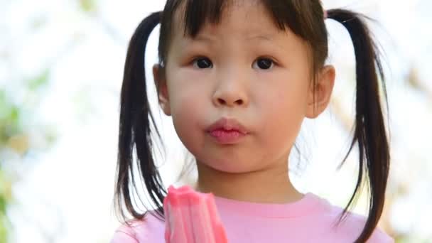 Pequeña Chica Asiática Comiendo Helado Parque — Vídeos de Stock