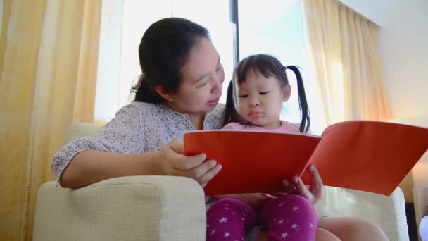 Asiatiska Mamma Berätta Historia Till Sin Dotter Hemma — Stockvideo