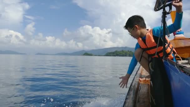 Giovane Ragazzo Asiatico Felice Sulla Barca Rallentatore — Video Stock