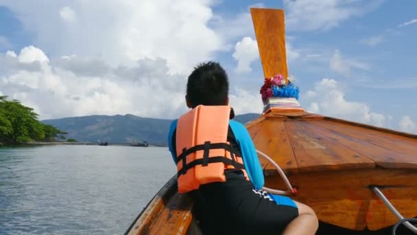 Jonge Gelukkig Aziatische Jongen Boot — Stockvideo