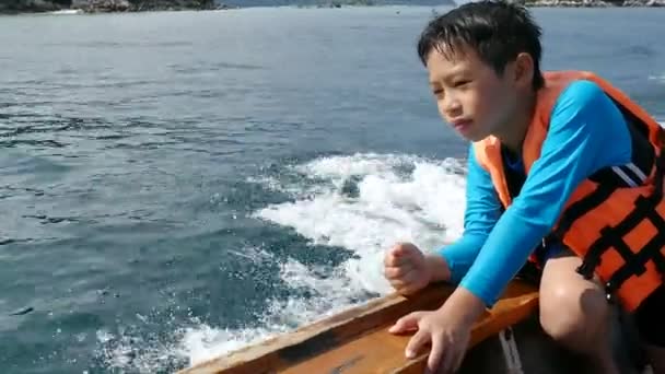 Jovem Feliz Asiático Menino Barco — Vídeo de Stock
