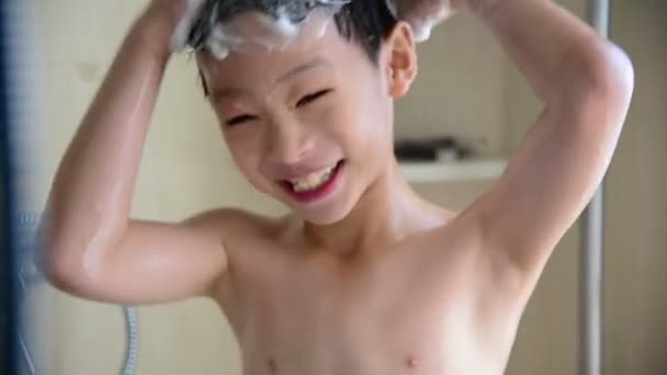 Young Asian Boy Washing His Head Bathroom — Stock Video