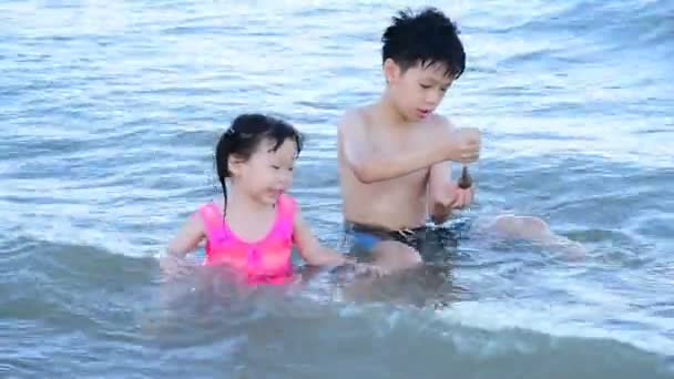 亚洲儿童在户外水中玩耍 — 图库视频影像
