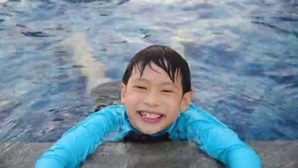 游泳在水池的年轻亚洲男孩 — 图库视频影像