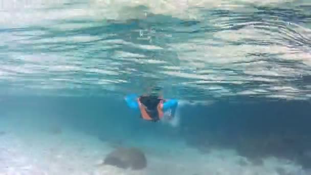 Tir Sous Marin Garçon Plongeant Dans Mer — Video