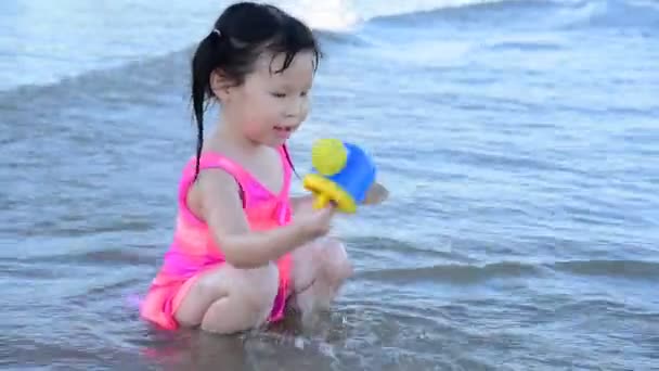 Pequeña Chica Asiática Jugando Playa — Vídeos de Stock