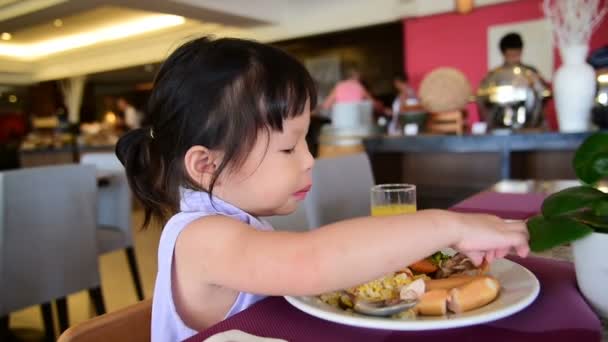 Μικρό Ασιατικό Κορίτσι Έχοντας Πρωινό Στο Τραπέζι — Αρχείο Βίντεο