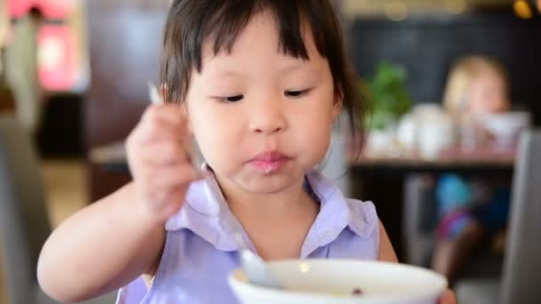 Pequeña Chica Asiática Desayunando Mesa — Vídeo de stock