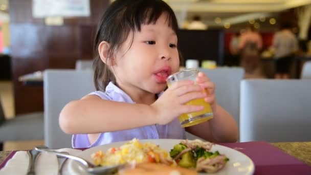 小亚洲女孩吃早餐在桌上 — 图库视频影像