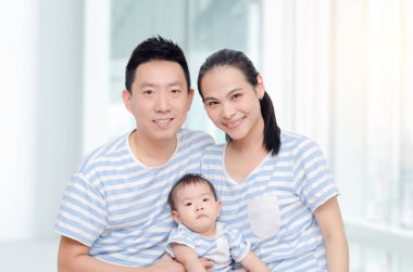 Genç üst gülümseme ile onların çocuk