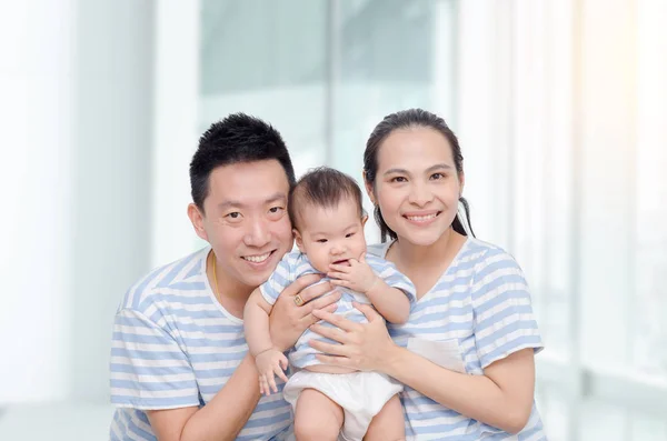 Los padres jóvenes sonríen con su hijo —  Fotos de Stock