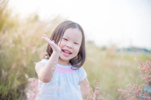 Девушка улыбается на травяном поле — стоковое фото